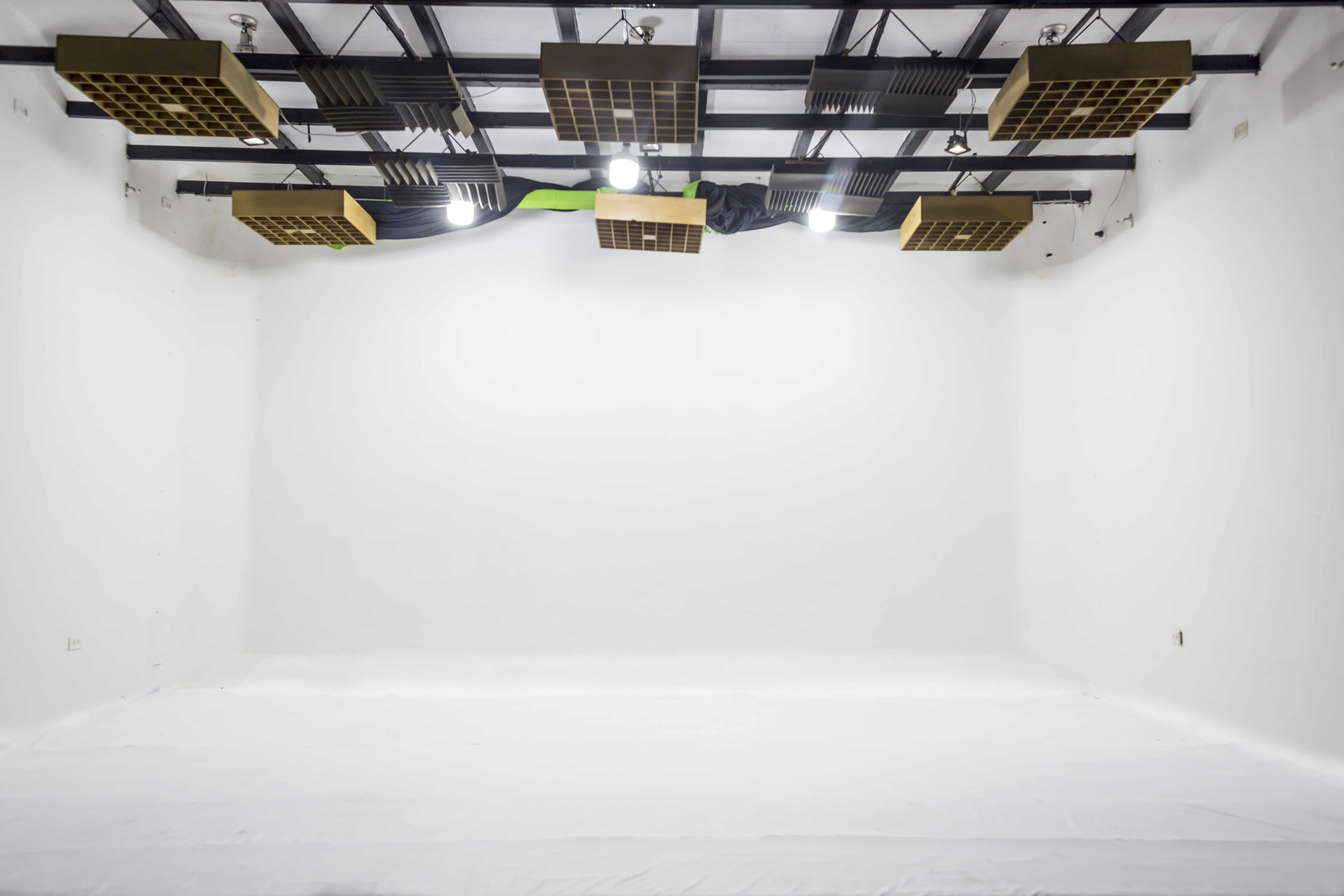 {"es":"Sala Audiovisual","en":" Audiovisual room"}