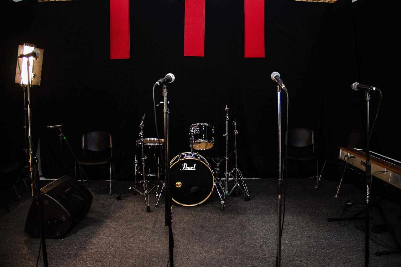 {"es":"Sala de Ensayo","en":"Rehearsal room"}