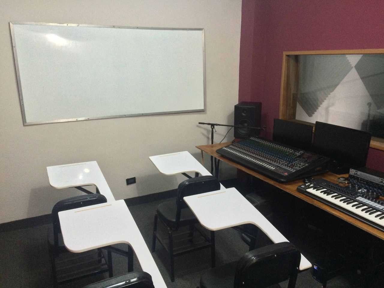 {"es":"Salones de Clase","en":"Classrooms"}