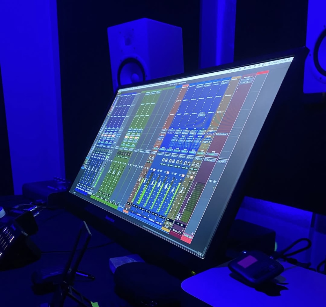 {"es":"Sala Dolby Atmos","en":"DOLBY ATMOS STUDIO"}